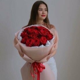 Букет из 15 роз ред Наоми