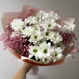 Розовый букетик из кустовых хризантем и гипсофиллы
