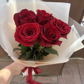 5 красных роз в оформлении