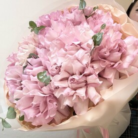 Французские 13 роз с эвкалиптом в оформлении