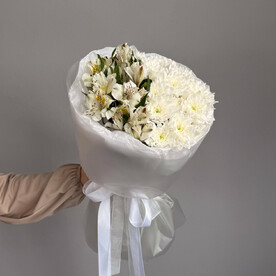 Нежный букет из белых альстромерий и хризантемы, букет "Белый сад"