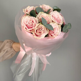 Букет из нежных розовых роз дополненных ароматным эвкалиптом, "Лесная фея"
