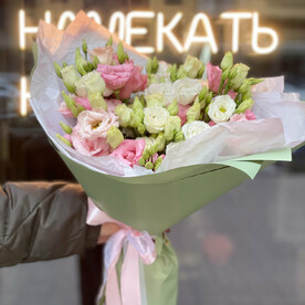 Микс белых и розовых лизиантусов, букет Сильви