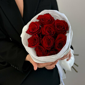 Монобукет из 9 ярких красных роз "Лепестковая симфония"