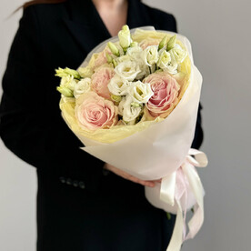 Микс нежной розы и белых лизиантусов, букет "Розовый кварц"