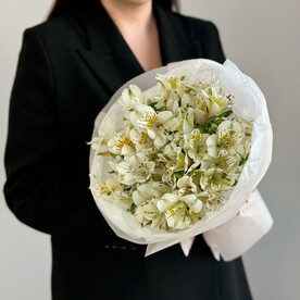 Монобукет их нежной белой альстромерии "Сливочная Луна"