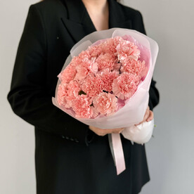 Монобукет из нежных розовых гвоздик "Перламутровый рассвет"