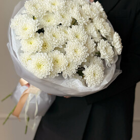 Монобукет из белой кустовой хризантемы "Босиком по облакам"
