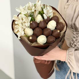 Букет с цветами и клубникой в шоколаде Елизавета
