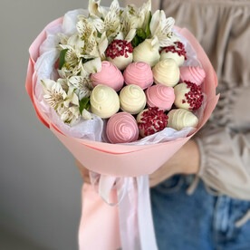 Букет с цветами и клубникой в шоколаде Диана