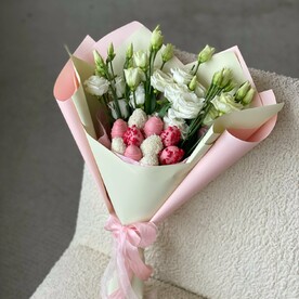 Букет цветов и свежей клубники в шоколаде Рейчел