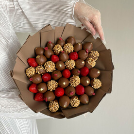 Клубника в молочном шоколаде "Афина" большой