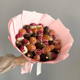 Букет из клубники в шоколаде "Молли" средний