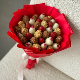 Клубника в молочном и белом шоколаде "Любовь" средний