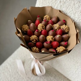 Клубника в шоколаде букет "Афина" средний