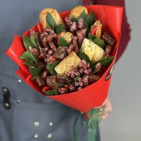 Букет мясной с сыром и хлебом в красном