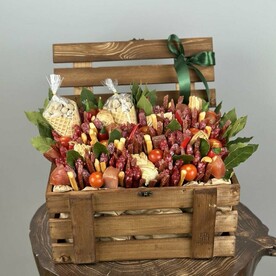 Сундук мясной с копченым сыром, орехами и помидорами черри