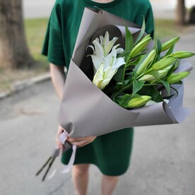 Букет из трех лилий