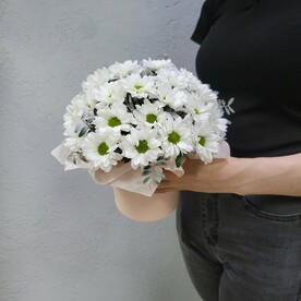 Кустовые хризантемы в шляпной коробке