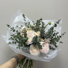 Ранункулюсы с эвкалиптом