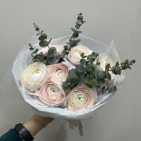 Ранункулюсы с эвкалиптом