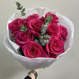 Малиновые розы с эвкалиптом