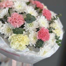 Микс из кустовых хризантем и диантусов