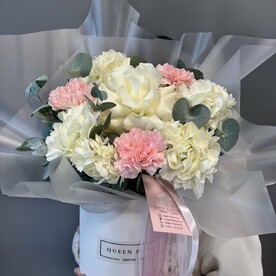 Коробочка с гортензией, французской розой и диантусами