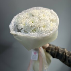 Нежный букет из трёх хризантем