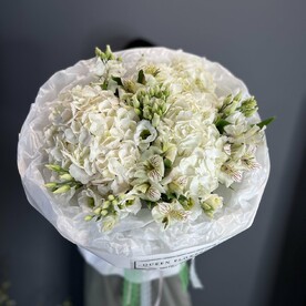 Бело-зеленый букет из гортензий, альстромерии и эустомы