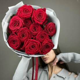 11 бордовых подмосковных роз