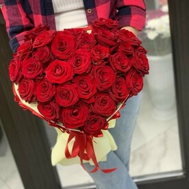 Красное сердце из роз