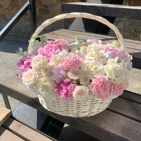 Корзина с пионами и гортензией