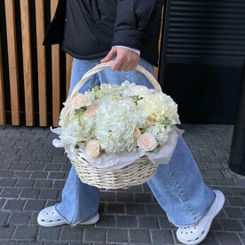 Корзина с гортензиями и кустовой розой