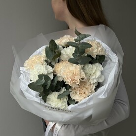 Букет из гвоздик с эвкалиптом