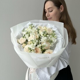 Дуо букет из кустовых роз и маттиолы