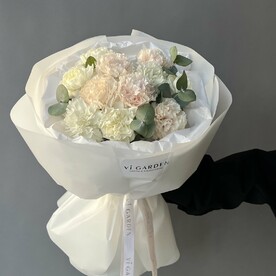 Букет из 11 гвоздик с эвкалиптом