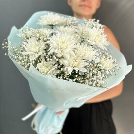 Стойкий воздушный букет хризантем и гипсофилы