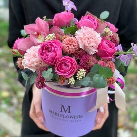 Композиция с орхидей и кустовыми пионовидными розами