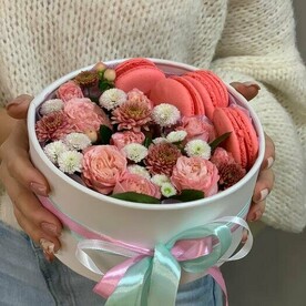 Нежная композиция "Цветы и макаронс"