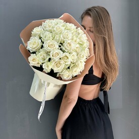 35 белых роз