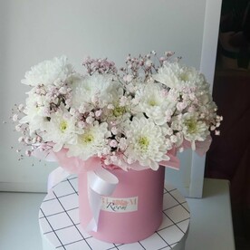 Композиция с хризантемой и гипсофилой