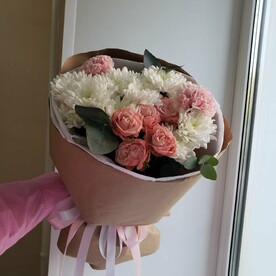 Нежный букет с пионовидной кустовой розой, диантусами и эвкалиптом