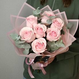 Букет с розами и эвкалиптом