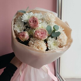 Нежный букет с кустовой розой