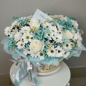 Большая корзина с ромашками и гипсофилой