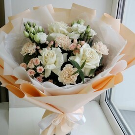 Нежный букет с кустовыми розами и лизиантусом