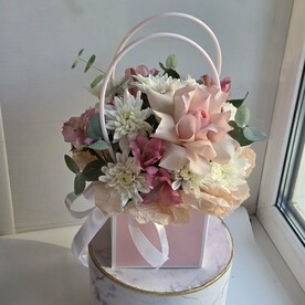 Нежная сумочка с розой и альстромерией