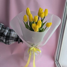 11 желтых тюльпанов