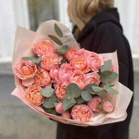 Персиковые премиум кустовые пионовидные розы Джульетта с эвкалиптом